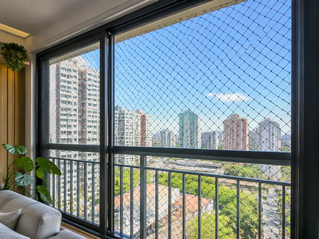 Rede de proteção instalada em janela de apartamento